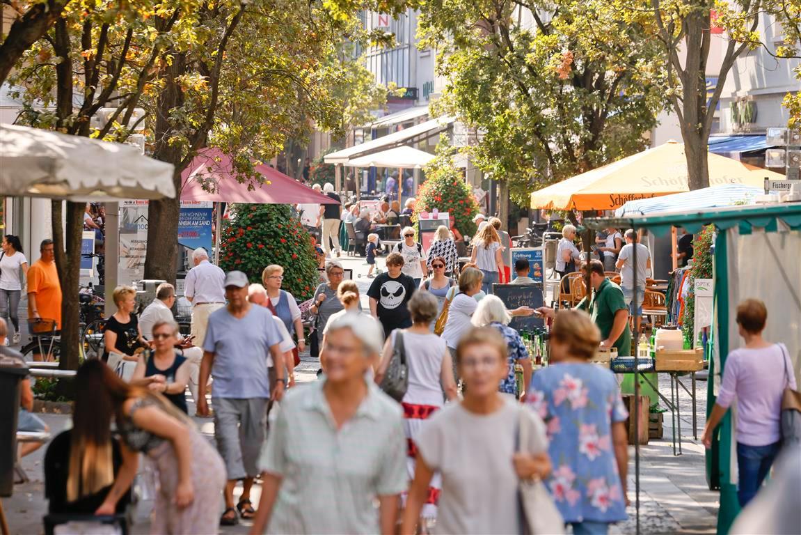 Menschen in der Fußgängerzone