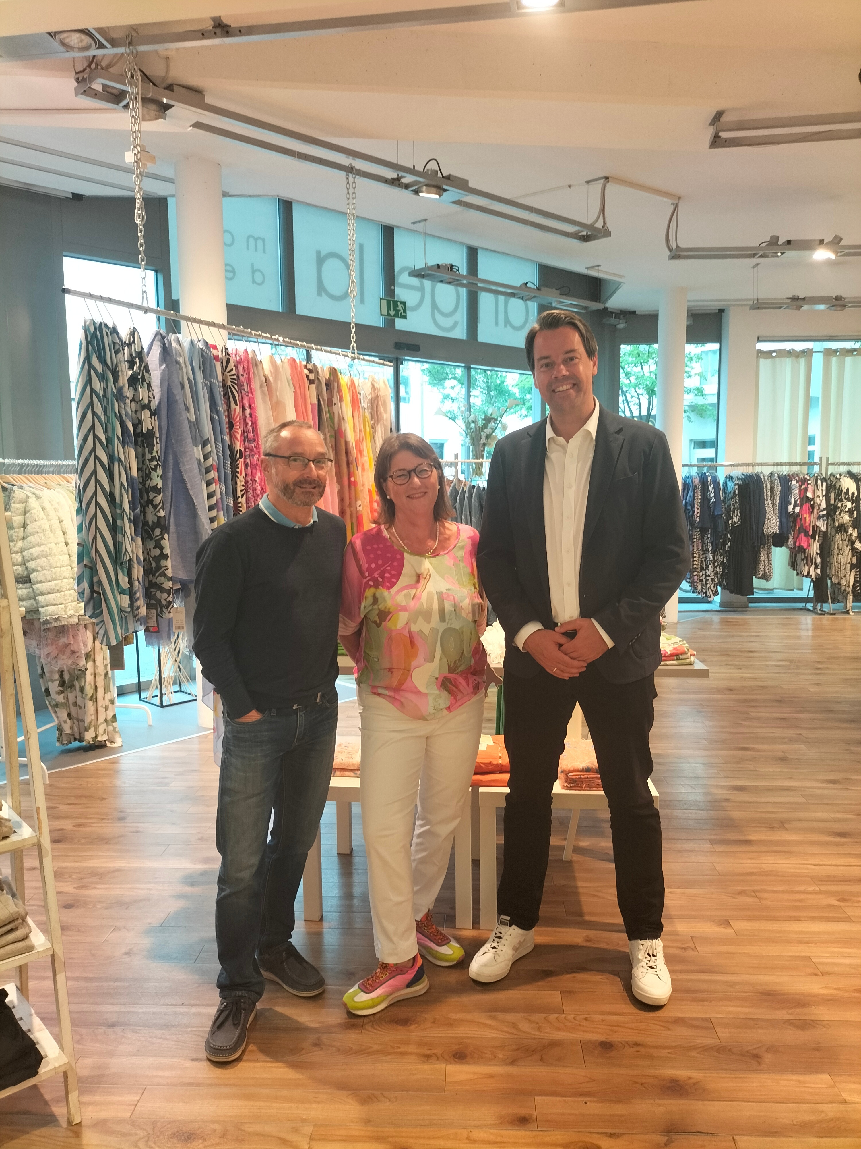 Menschen in einem Bekleidungsgeschäft