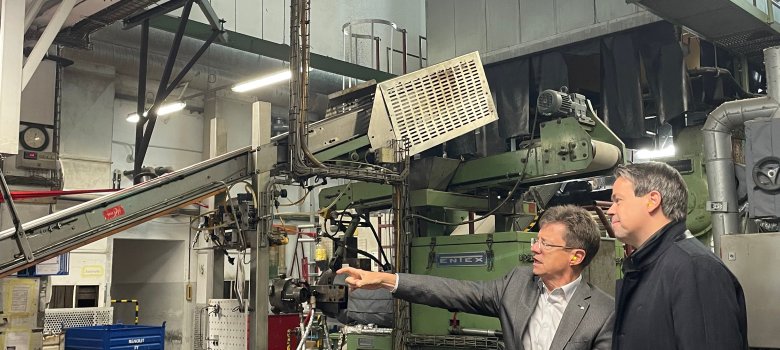Männer schauen sich eine Werkstatt an