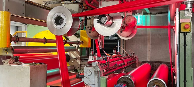 Maschine mit Walzen produziert Folie