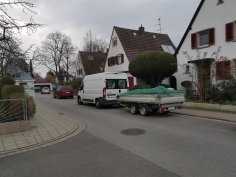 Verparkung Hildebrandstraße Weißer Transporter mit Anhänger der eine Kreuzung verparkt