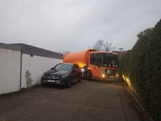 Verparkung Wendeeinrichtung Schwarzer Mercedes der ein Abfallsammelfahrzeug in einer Wendeeinrichtung blockiert durch Falschparken.
