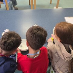 Kinder backen Kuchen für Geburtstagskind