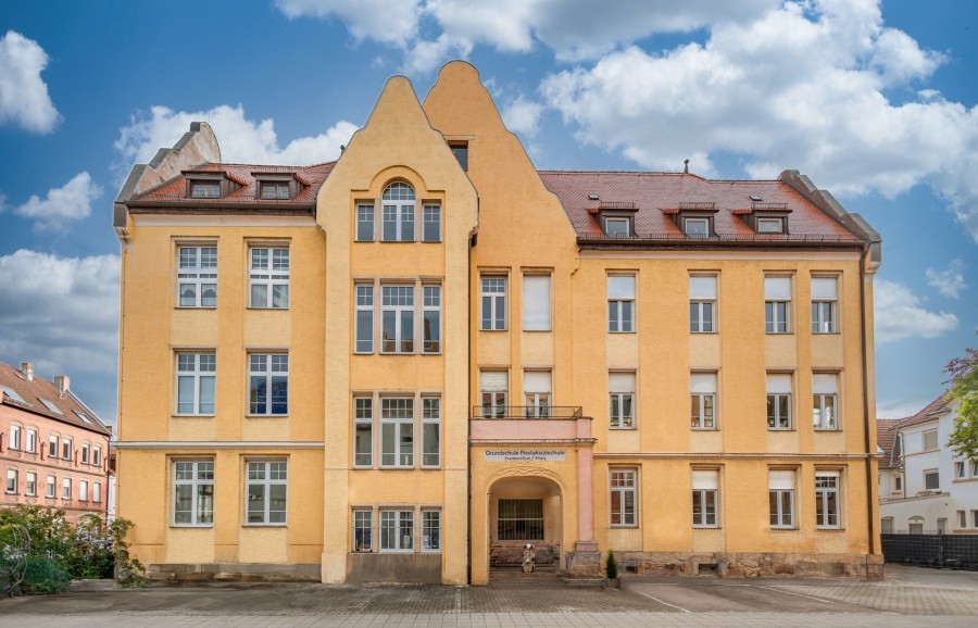 Pestalozzi-Grundschule-FT Gebäude der Pestalozzi-Grundschule von vorne
