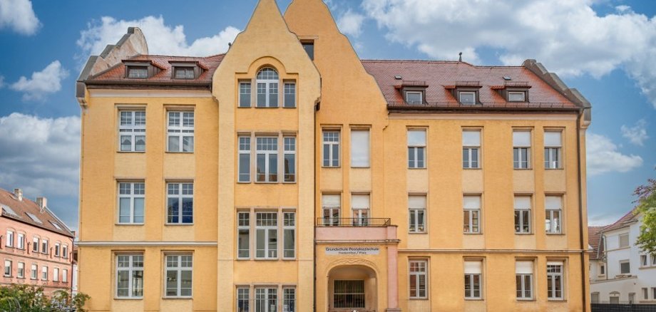 Pestalozzi-Grundschule-FT Gebäude der Pestalozzi-Grundschule von vorne