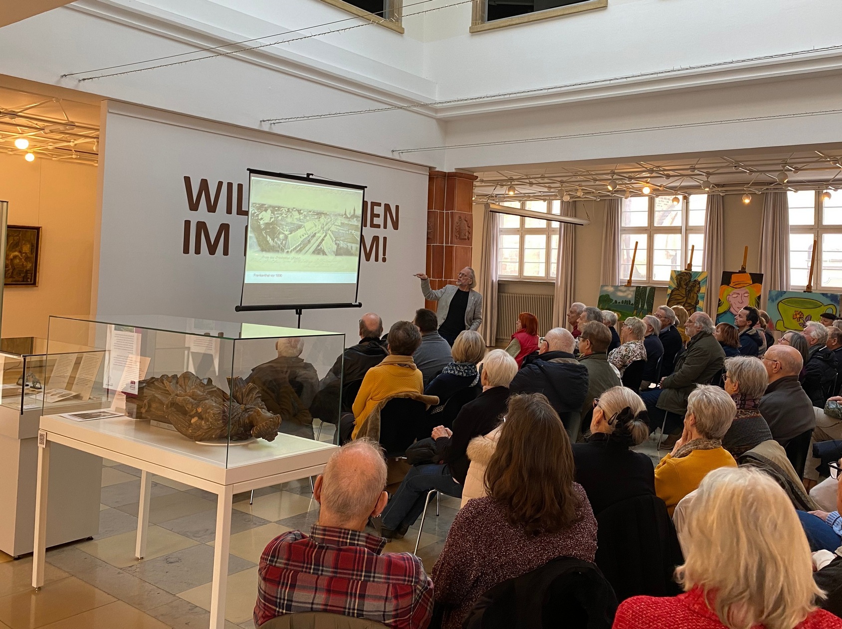Werner Schäfer beim ersten Vortrag der Reihe Referent Werner Schäfer beim ersten Vortrag der Reihe "Mittagspause im Museum"