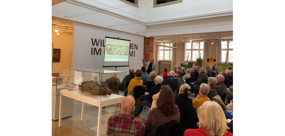 Referent Werner Schäfer beim ersten Vortrag der Reihe "Mittagspause im Museum"