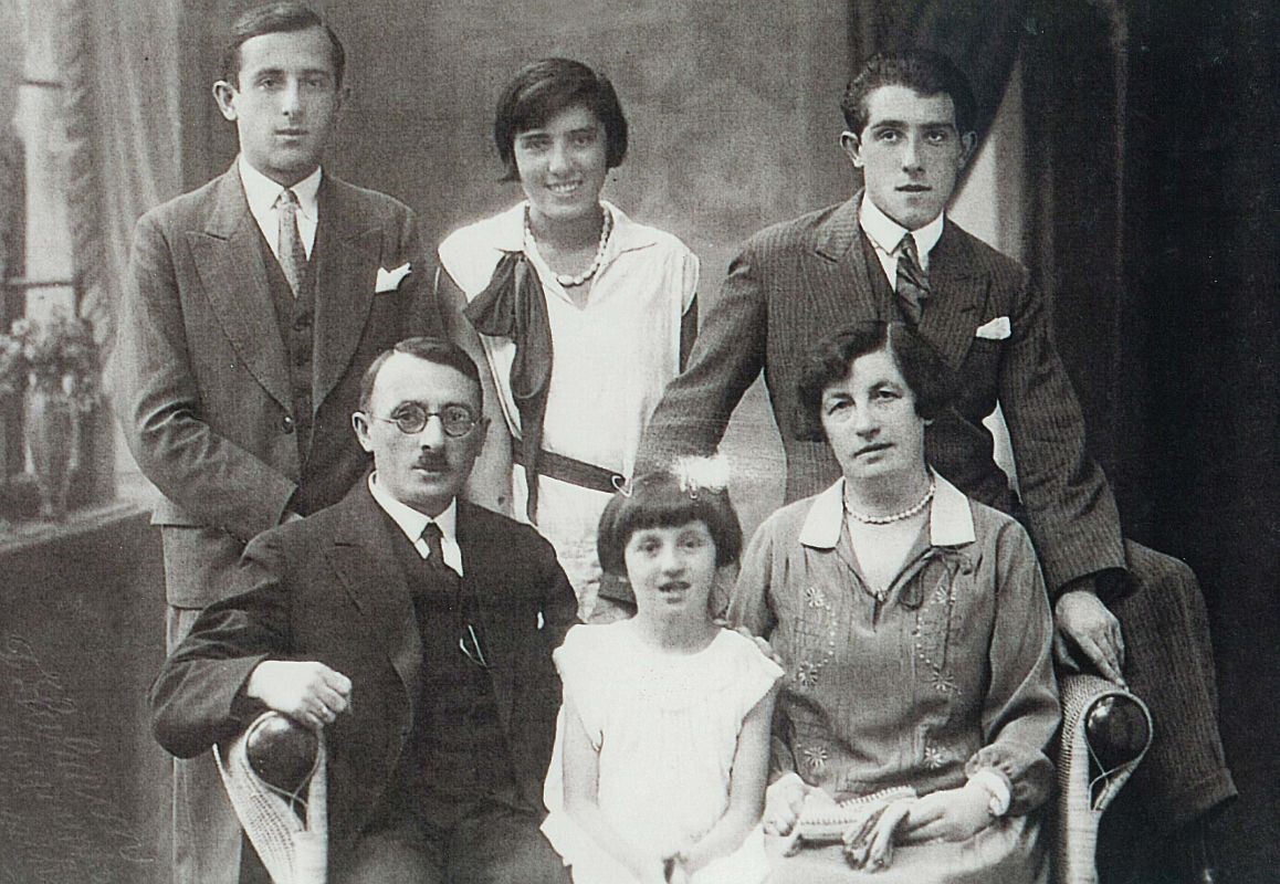 Familienfoto mit sechs Personen in schwarz-weiß Auflösung
