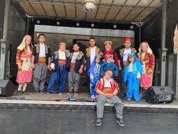 Eine Gruppe Menschen in Kostümen auf einer Bühne,