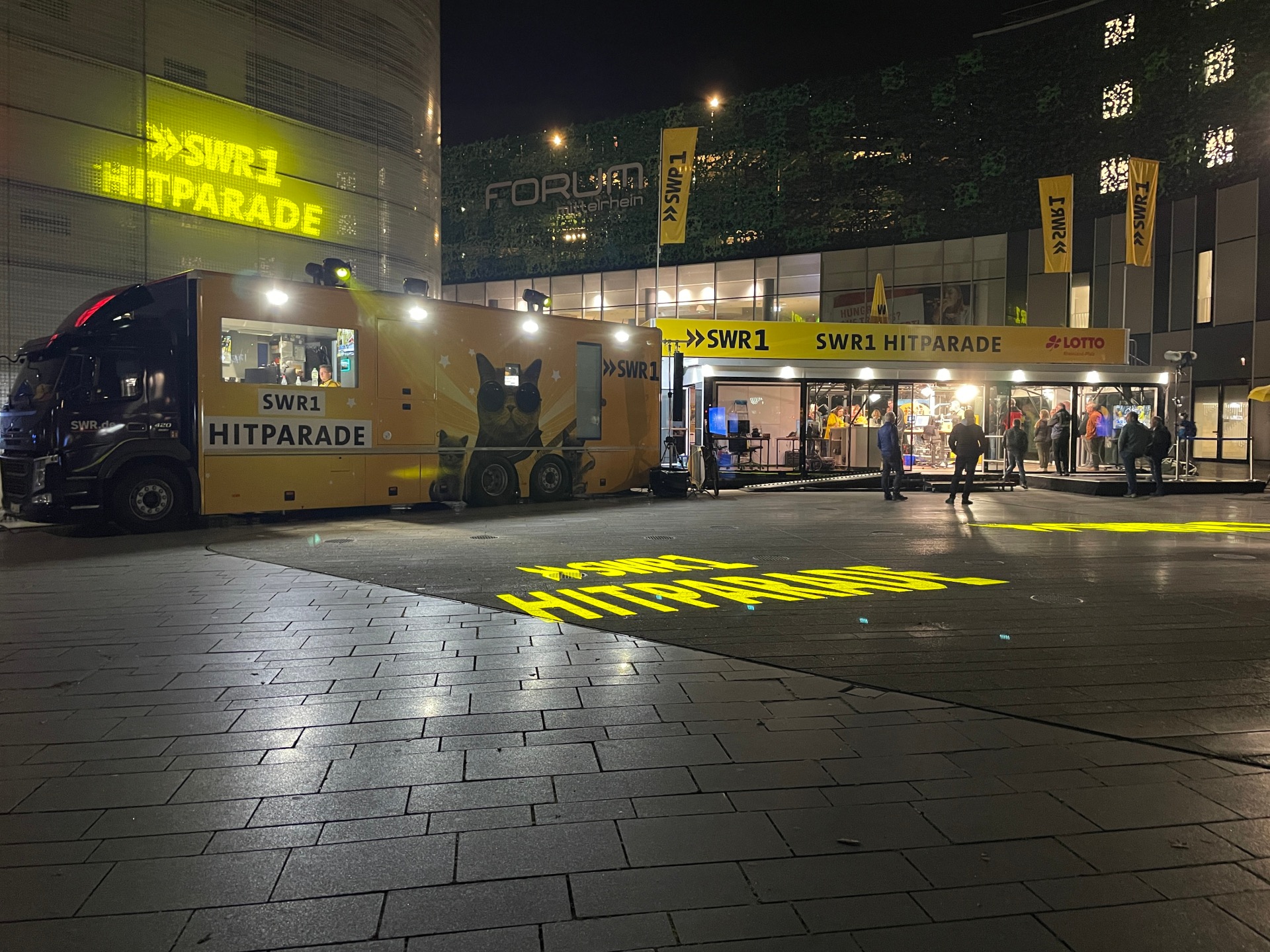 LKW mit mobilem Radio-Studio auf Platz bei Nacht