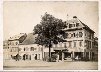 Freiheitsbaum auf dem Marktplatz in Frankenthal Der Freiheitsbaum wurde 1798 auf dem Marktplatz gepflanzt (heute Rathausplatz/Ecke Bahnhofstraße). Beim Besuch von König Ludwig I. sangen vor dem Freiheitsbaum Johann Philipp Becker und Genossen aus Protest die Marseillaise.