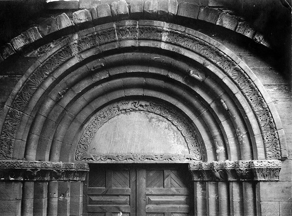 Portal der ehemaligen Stiftskirche (heute Erkenbertruine) Portal der ehemaligen Stiftskirche (heute Erkenbertruine)