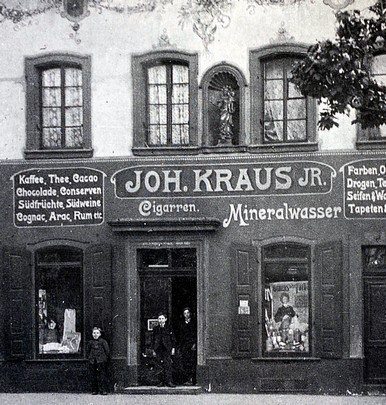 Ansicht Kaufhaus Kraus am Marktplatz Ansicht des Kaufhauses Kraus am Marktplatz zur Jahrhundertwende, mit der derzeit im Museum gezeigten Holzskulptur