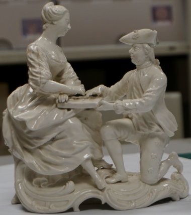 Porzellangruppe 18. Jahrhundert "Dame mit Kavalier beim Brettspiel", unstaffiert