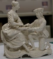 Porzellangruppe 18. Jahrhundert "Dame mit Kavalier beim Brettspiel", unstaffiert