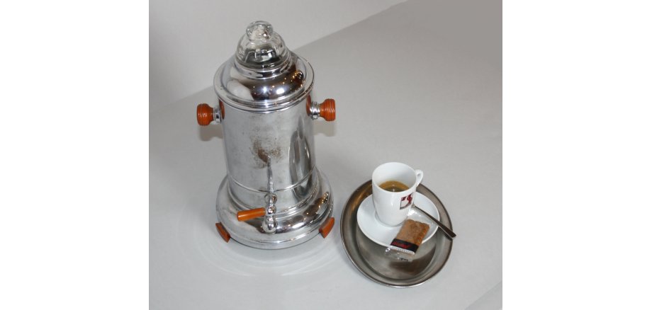Das Objekt des Monats August: Eine Kaffeemaschine der Marke Rowenta aus den 1950er Jahren