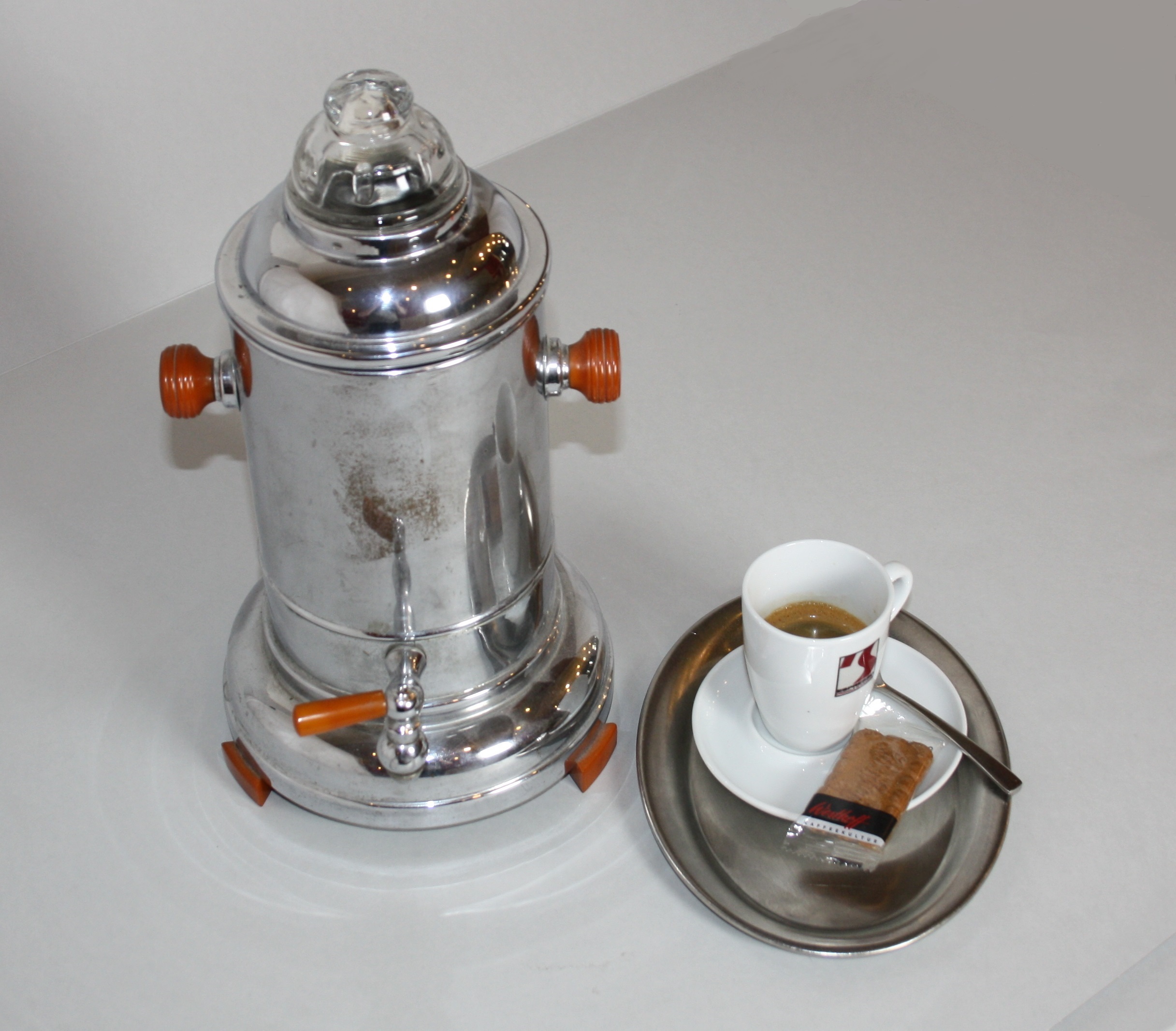 Kaffeemaschine aus den 1950er Jahren Das Objekt des Monats August: Eine Kaffeemaschine der Marke Rowenta aus den 1950er Jahren