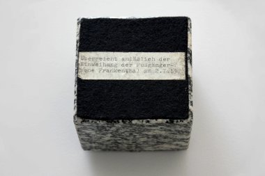 Unterseite des Pflasterstein mit Aufschrift