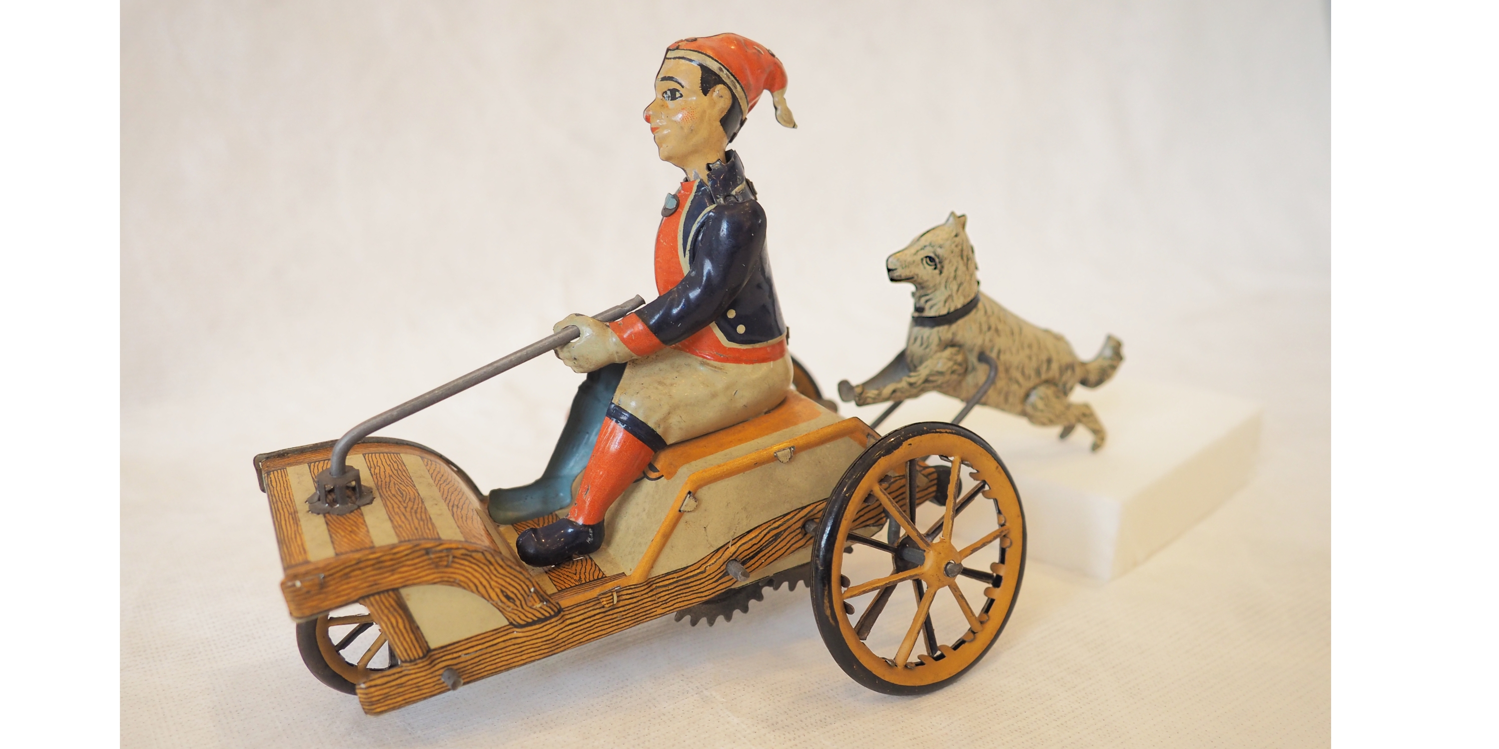 Blechspielzeug: Dreiradfahrer mit Hund