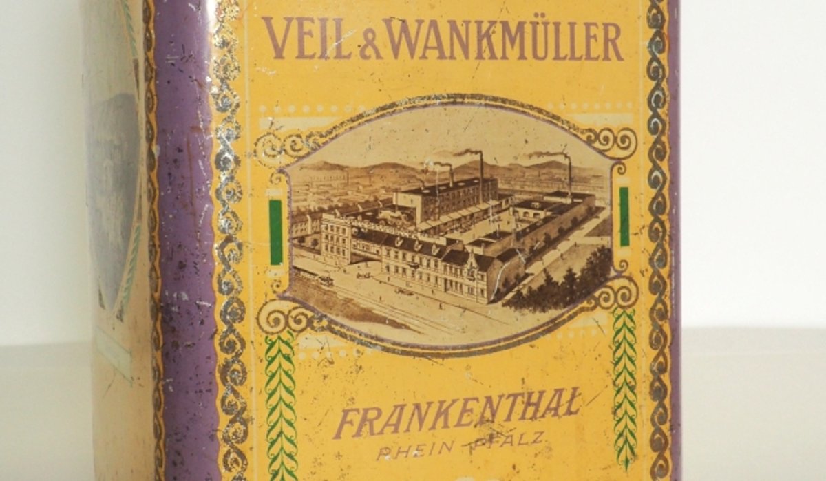 Bonbondose der Frankenthaler Zuckerwarenfabrik Veil & Wankmüller aus Weißblech mit Abbildung des Firmengeländes
