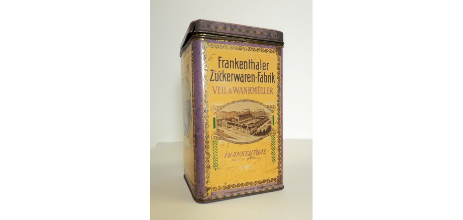 Bonbondose der Frankenthaler Zuckerwarenfabrik Veil & Wankmüller aus Weißblech mit Abbildung des Firmengeländes