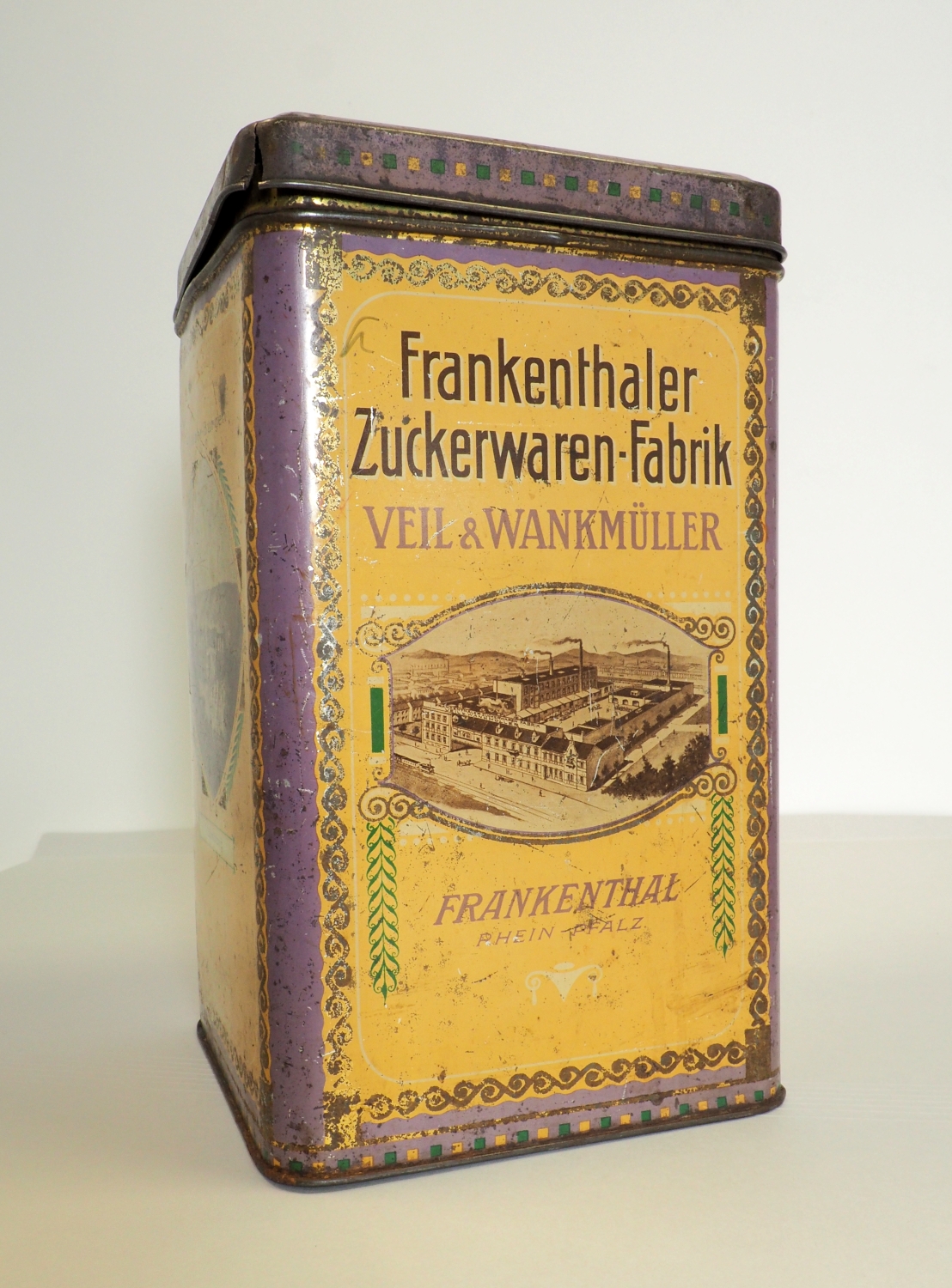 Bonbondose der Frankenthaler Zuckerwarenfabrik Veil & Wankmüller aus Weißblech mit Abbildung des Firmengeländes