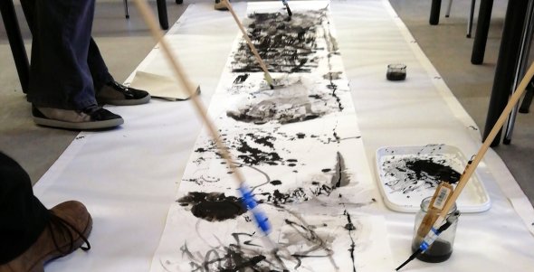 Actionzeichnen Auf dem Bild sieht man wie eine Zeichnung entsteht.