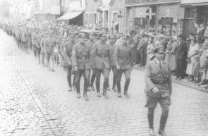 Stahlhelm-Aufmarsch in der Wormser Straße.
