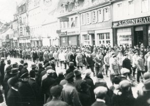 Aufmarsch der Eisernen Front auf dem Marktplatz, dem heutigen Rathausplatz.