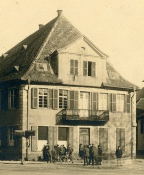 Arbeitslose vor der städtischen Fürsorgestelle im Horn'schen Haus am Marktplatz, in dem sich heute das Erkenbert-Museum befindet.