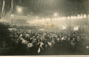 Die Versammlung der Eisernen Front in Pfisters Festhalle.