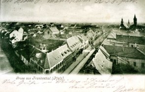 Luftbild: In der Mitte halblinks die Synagoge, rechts die Bahnhofstraße.