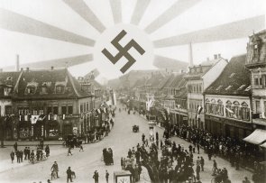Der Frankenthaler Marktplatz während der Übertragung der Reden aus Potsdam.
