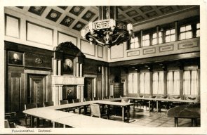 Der Ratssaal, in dem die Stadtratssitzungen stattfanden. Er befand sich im 1. Obergeschoss über dem Erkenbertmuseum, der heutigen Erkenbertruine.
