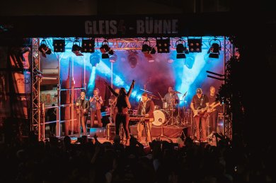 Jens Huthoff & Band Bühnenszene mit bunter Beleuchtung