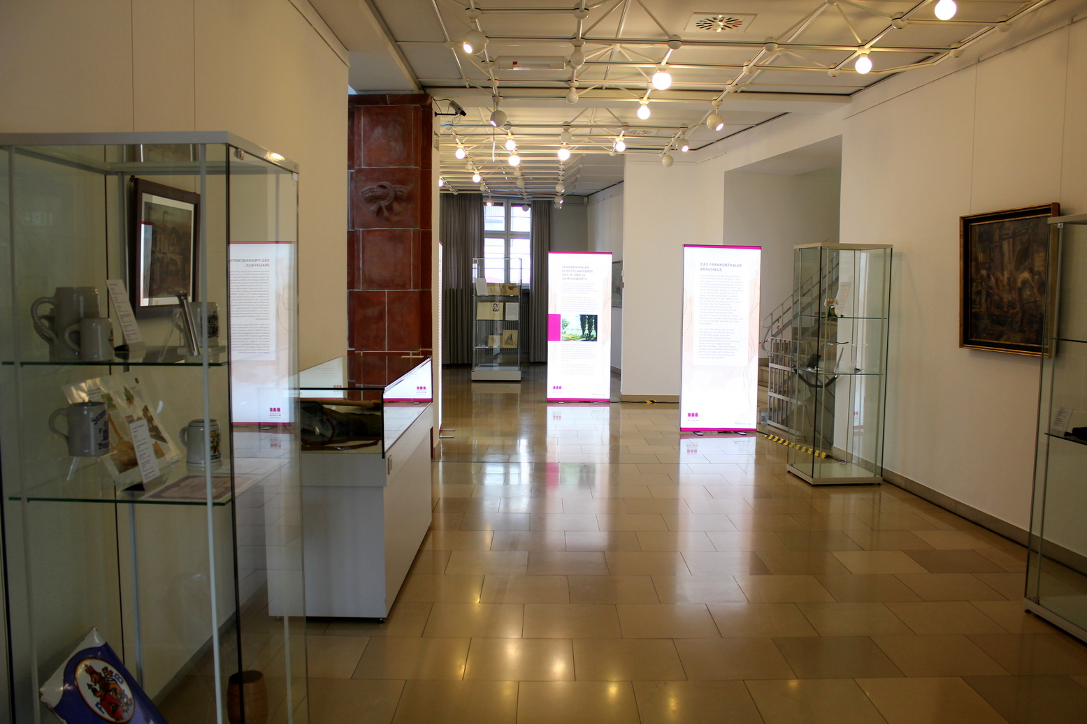 Blick in die Ausstellung Blick in die Ausstellung "Willkommen im Museum! Ankäufe und Schenkungen" im Erkenbert-Museum