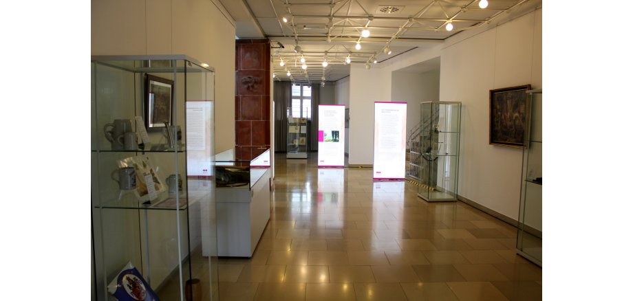 Blick in die Ausstellung "Willkommen im Museum! Ankäufe und Schenkungen" im Erkenbert-Museum