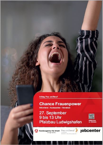 Es ist eine Frau zu sehen, die den Kopf vor Freude nach oben streckt, den linken Arm in die Luft streckt, in der rechten Hand hat sie ein Handy. Sie ist überglücklich.