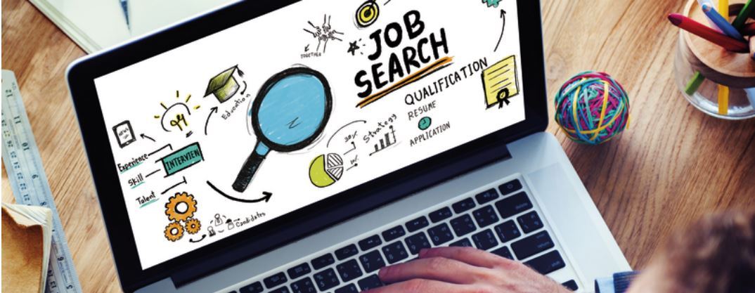 auf dem Bildschirm eines Laptops sieht man in Schrift groß geschrieben Job Search, unter anderem die Abbildung einer Lupe, drei Zahnräder in unterschiedlichen Größen, Glühbirne und andere Darstellungen