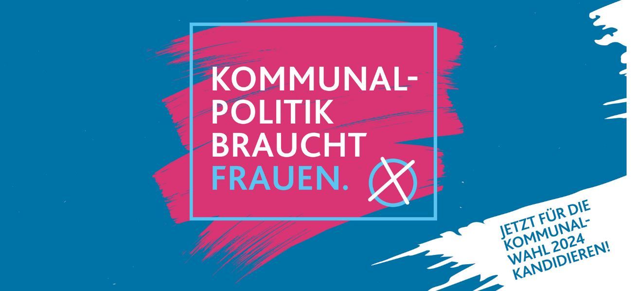 Bild zur Kampagne mit blauem Hintergrund und in pink einen farbenen Anstrich darauf mit dem Text Kommunalpolitik, in der unteren rechten Ecken ist ein Kreis mit Kreuz.
