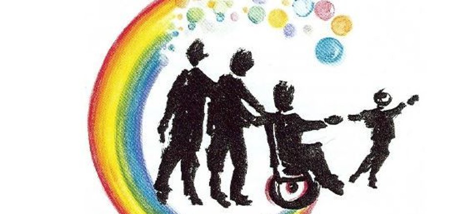 Zwei stehende erwachsene Personen mit einen Rollstuhlfahrer und hält einen Kind fest. Im Hintergrund kreist der Regenbogen mit Luftblasen. 