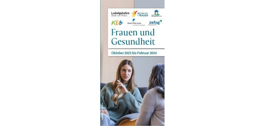 auf dem Bild sind zwei Frauen zu sehen, die sich sitzend unterhalten. In großer Schrift steht Frauen und Gesundheit