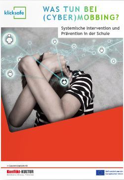 Ein Jugendlicher hält die Arme verschränkt über seinem Kopf um sich zu schützen. Er hat einen gestreiften Tshirt an. Darüber steht: was tun bei Cyber Mobbing? 