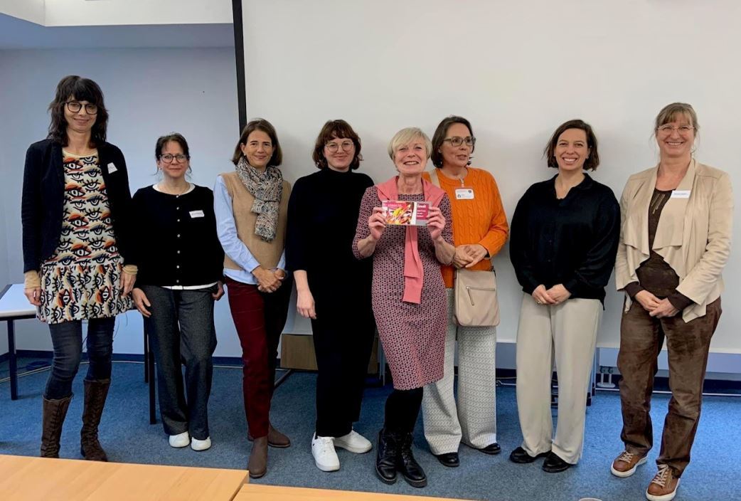 Auf dem Bild zu sehen sind Frau Rahe und Frau Jost vom MFFKI, die beiden Referentinnen Frau Sohl und Frau Reppmann und die Gleichstellungsbeauftragten der Städte Frankenthal, Ludwigshafen, Speyer und des Rhein-Pfalz-Kreises.
