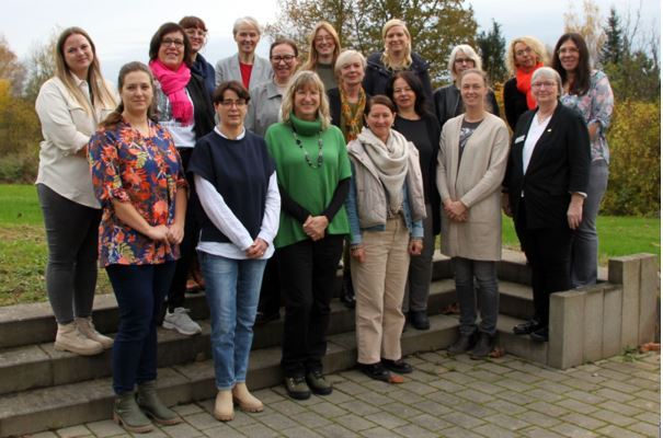 Zu sehen sind die kommunalen Frauen- und Gleichstellungsbeauftragten Rheinland-Pfalz bei der LAG Herbstsitzung am 13.11.24 in Montabaur.