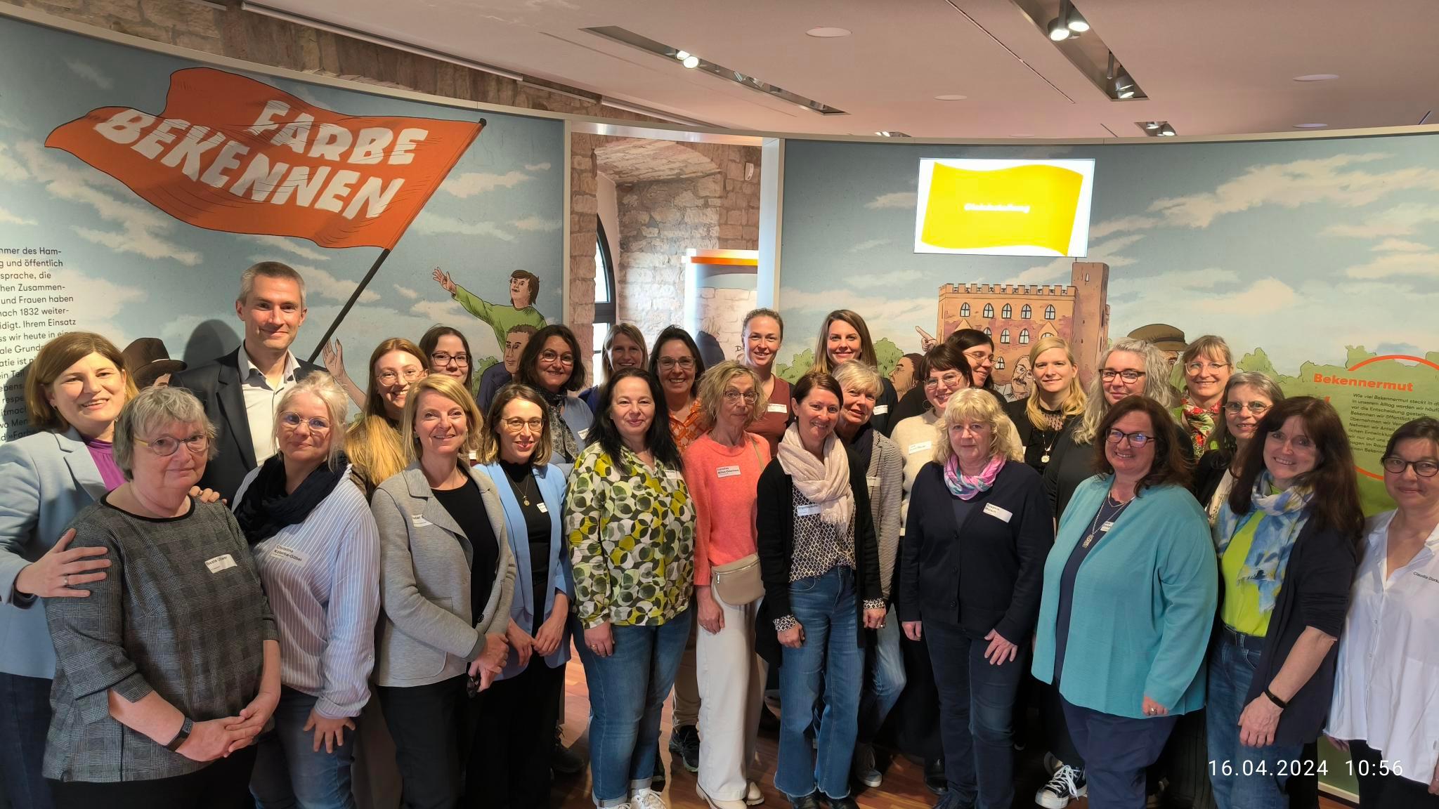 Auf dem Bild sind die kommunalen Frauen- und Gleichstellungsbeauftragten bei der  LAG-Sitzung  in Neustadt/Weinstraße  zu sehen.