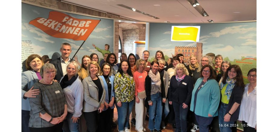 Auf dem Bild sind die kommunalen Frauen- und Gleichstellungsbeauftragten bei der  LAG-Sitzung  in Neustadt/Weinstraße  zu sehen.