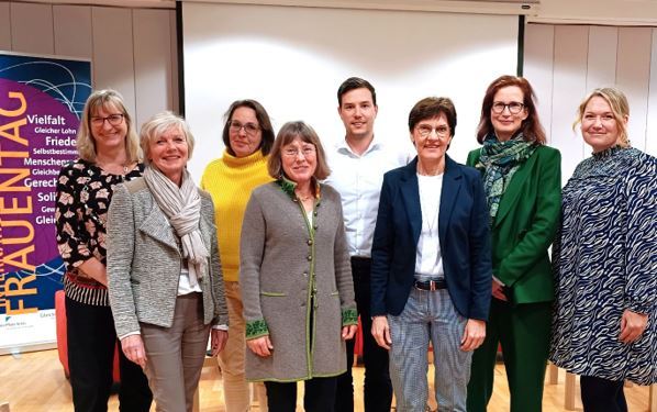 Auf dem Bild sind die Verantwortlichen bzw. Mitwirkenden zu sehen