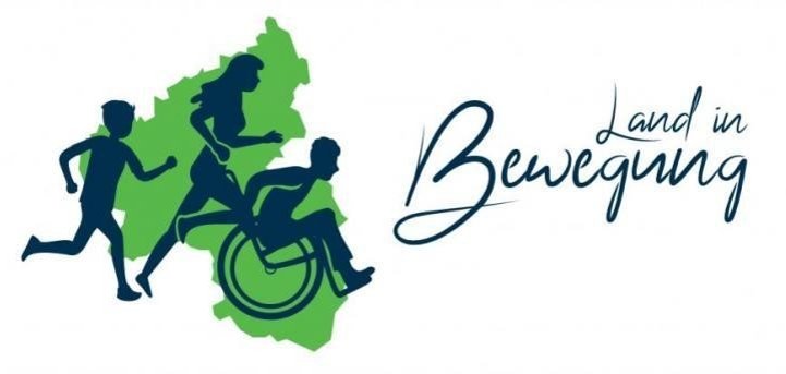 Es zeigt das Logo von Rheinland Pfalz und zwei Läufer und einen Rollstuhlfahrer mit einer Karte von Rheinland Pfalz im Hintergrund.