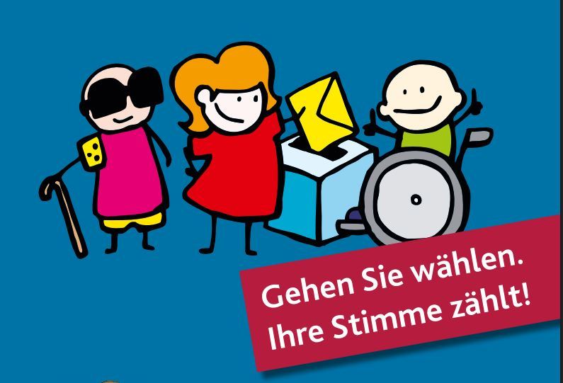 Links steht eine blinde Person mit Blindenstock und Sonnenbrille, rechts daneben hält eine Frau im roten Kleid den Brief in der Hand und neben der Wahlurne ist ein Rollstuhlfahrer zu sehen. Davor steht: Gehen Sie wählen, Ihre Stimme zählt. 